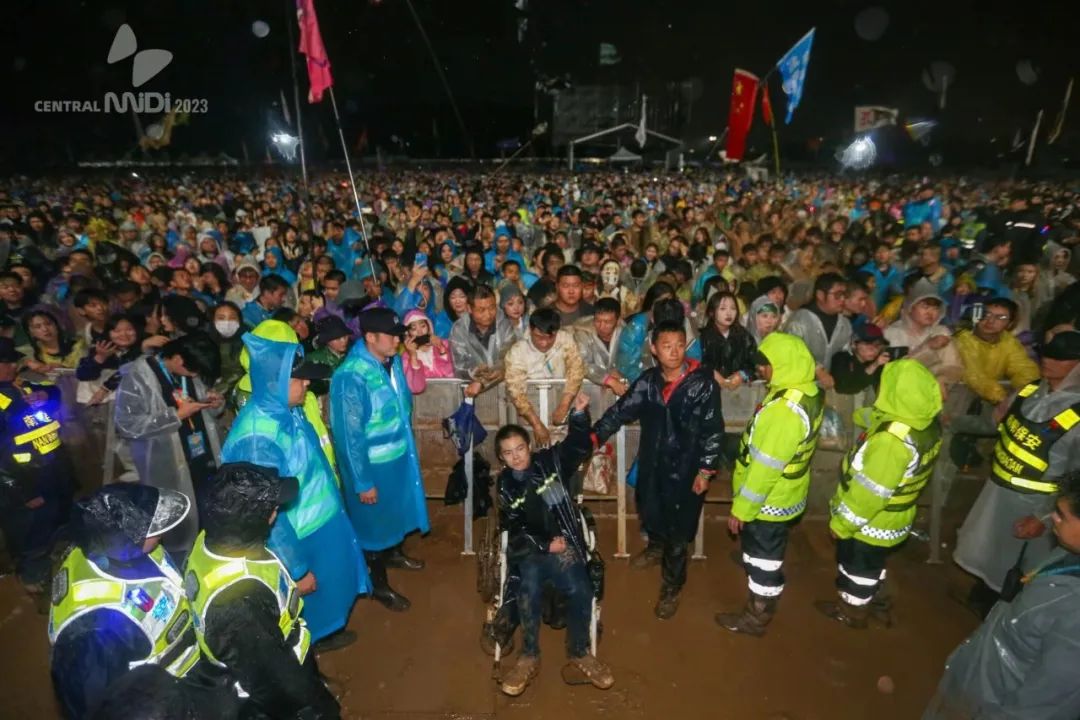 迷笛轮椅少年：脚从泥里拔出来时，我们都是摇滚明星